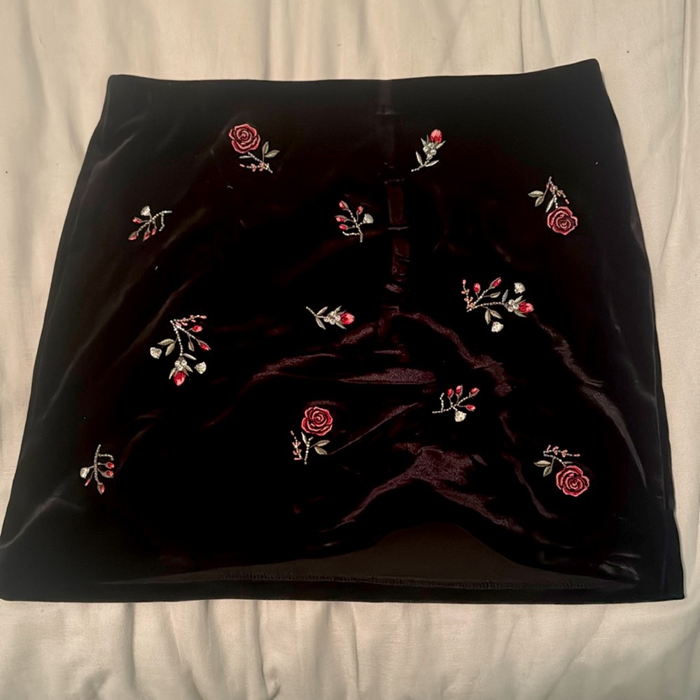 BLACK VELVET ROSE EMBROIDERED SKIRT! 🥀🌹